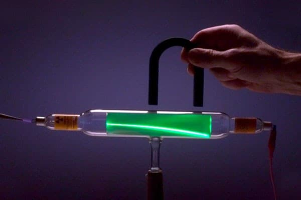 การเบี่ยงเบนของรังสีแคโทดในสนามแม่เหล็ก